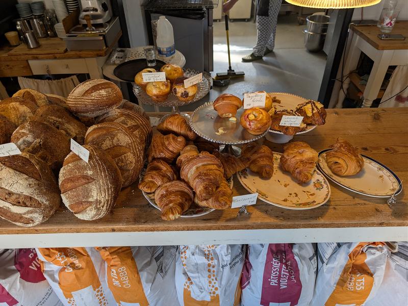 Theke einer Bäckerei mit Backwaren