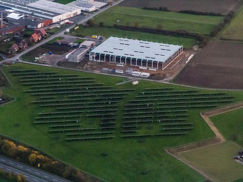 Gewerbegebiet mit neuer Halle und Photovoltaikanlage