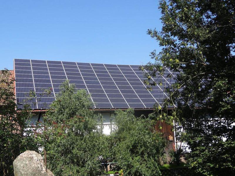 Hof mit Photovoltaikanlage auf dem Dach
